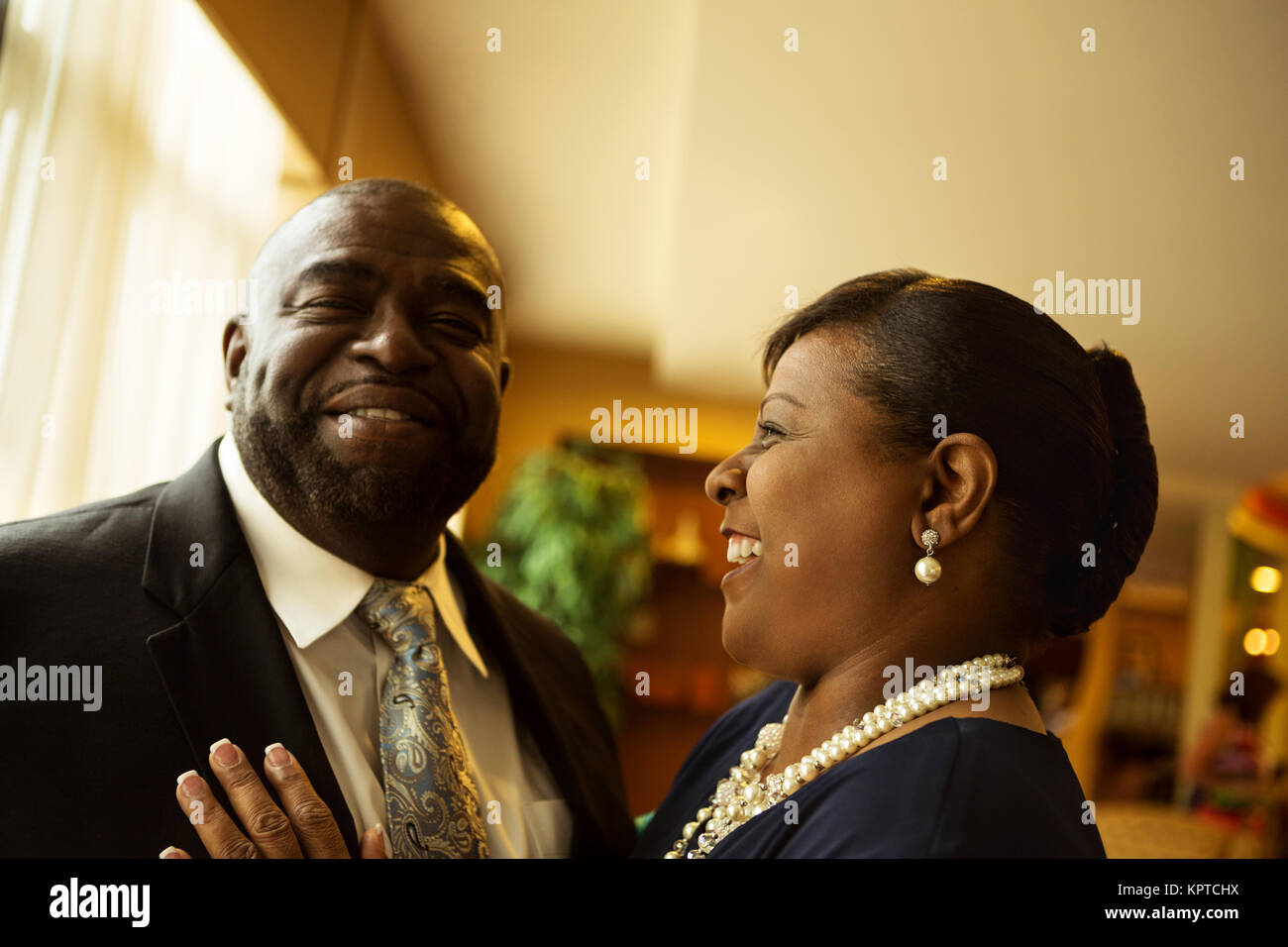 Afrian American couple riant et souriant. Banque D'Images