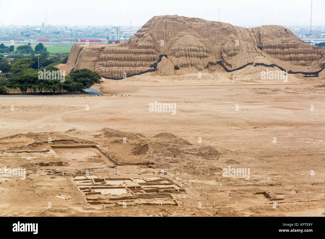 Vue de l'ancienne pyramide connue comme la Huaca del Sol à Trujillo, Pérou Banque D'Images