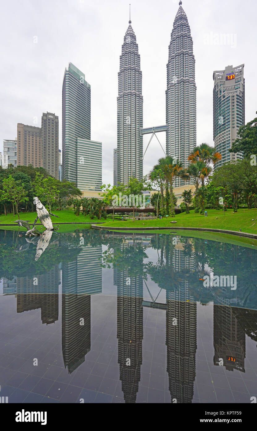 Vue sur le parc KLCC, un jardin public à proximité de centre commercial Suria KLCC et les Tours Petronas Twin Towers, situé à Kuala Lumpur, Malaisie Banque D'Images