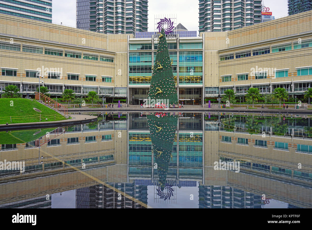 Vue sur le parc KLCC, un jardin public à proximité de centre commercial Suria KLCC et les Tours Petronas Twin Towers, situé à Kuala Lumpur, Malaisie Banque D'Images