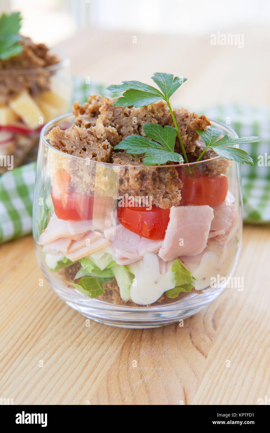 Im Sandwich Glas mit Schinken und Tomate Banque D'Images