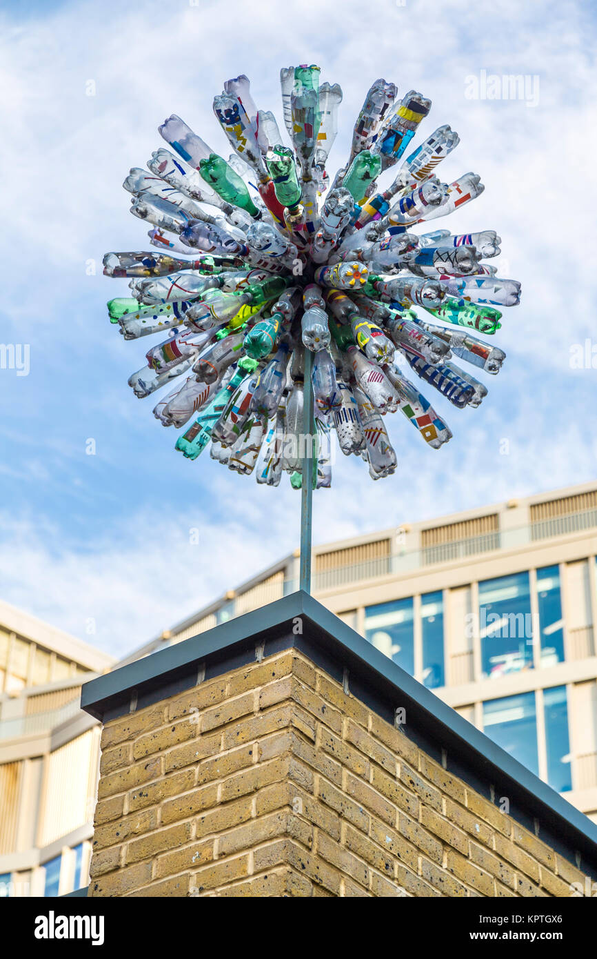 Sculpture Sculpture vent pissenlit faites par les enfants hors de bouteilles en plastique, les écoles de la ville de Westminster, London, UK Banque D'Images