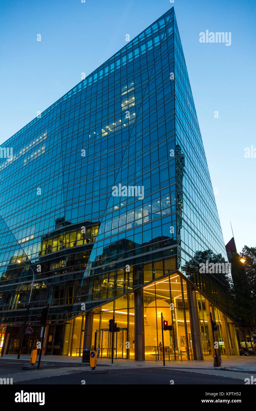 Bâtiment moderne en verre, au crépuscule asymétrique (Selborne House, Victoria Street, London, UK) Banque D'Images