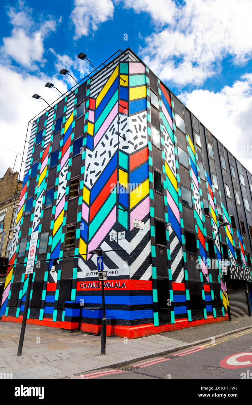 Bâtiment coloré peint avec motifs zig-zag graphique par l'artiste Camille Walala intitulé "rêve devenu réalité", Great Eastern Street, London, UK Banque D'Images