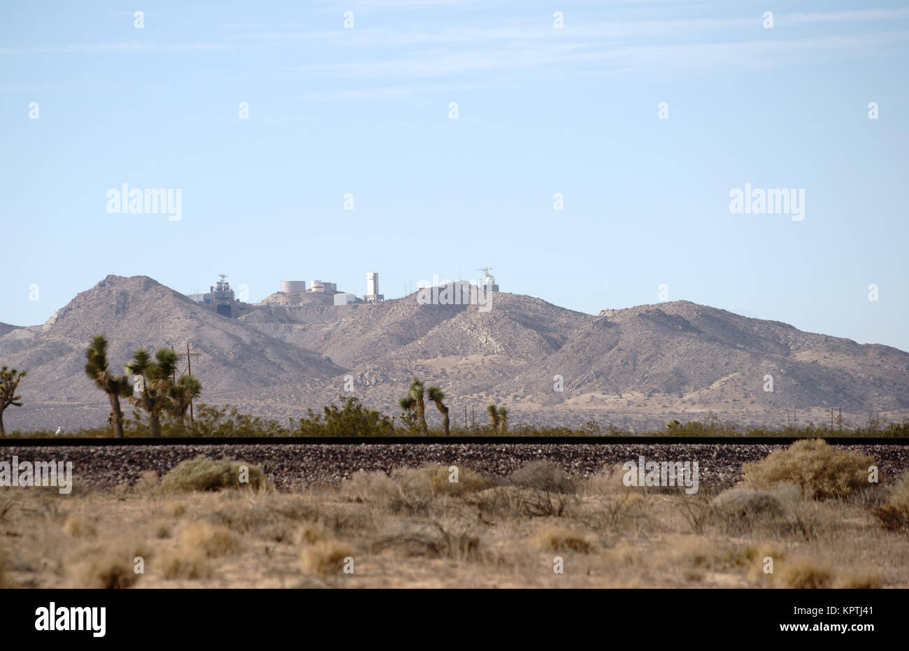 Eine Halde mit Speichertanks und in der Industriegebäuden Ancien Wüste Mojave. Banque D'Images