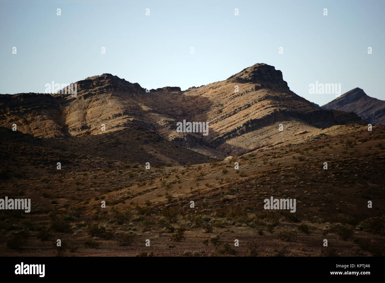Sandförmige geschichtete und Felsformationen dans der ancien Wüste Mojave in der Nähe der Kreuzung Vallée de la mort. Banque D'Images