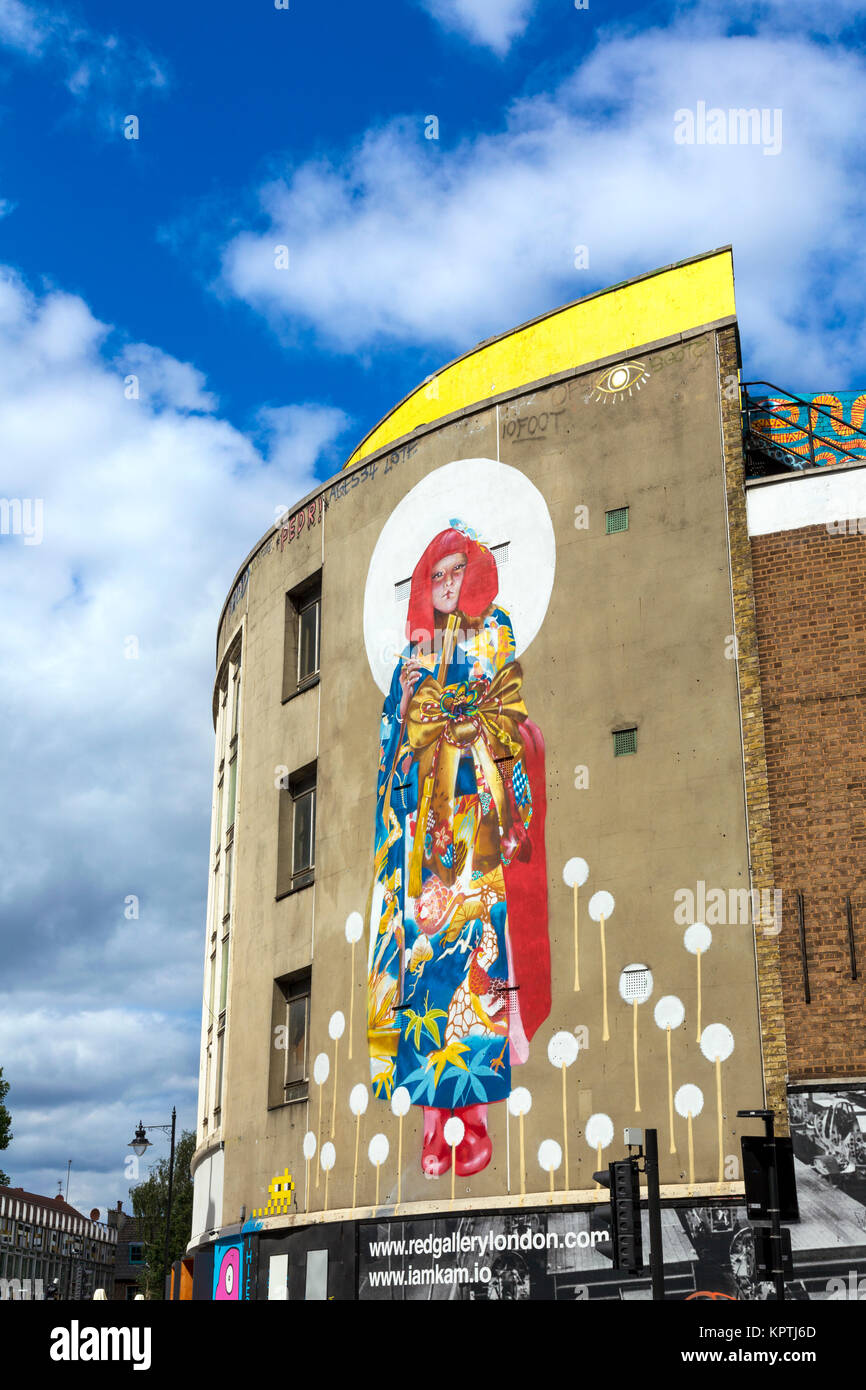 Une grande murale colorée d'une geisha sur une façade de l'immeuble par Core246 et Kaes au-dessus de la galerie rouge à Shoreditch, London, UK Banque D'Images