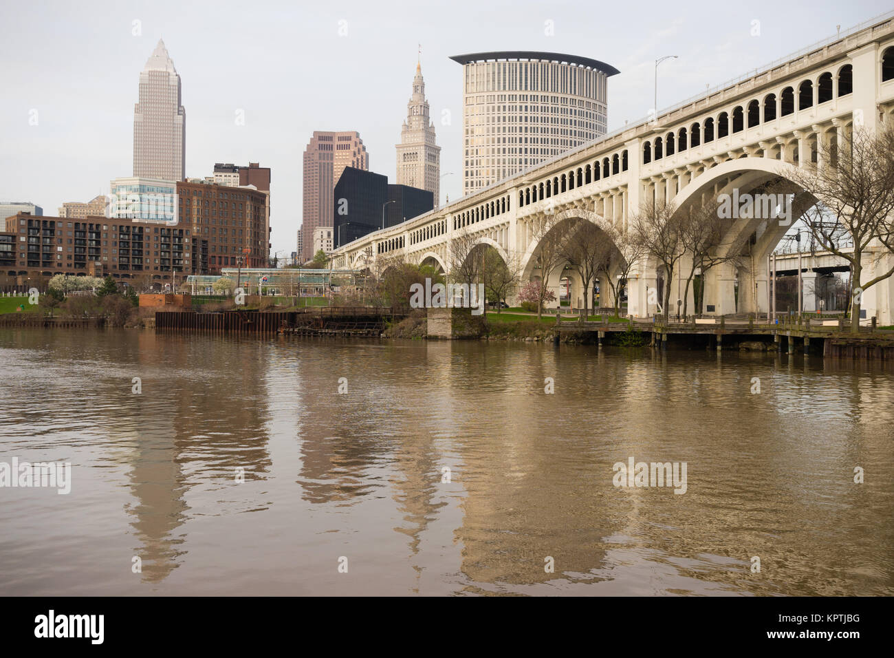 Le centre-ville de Cleveland Ohio City Skyline Rivière Cuyahoga Banque D'Images