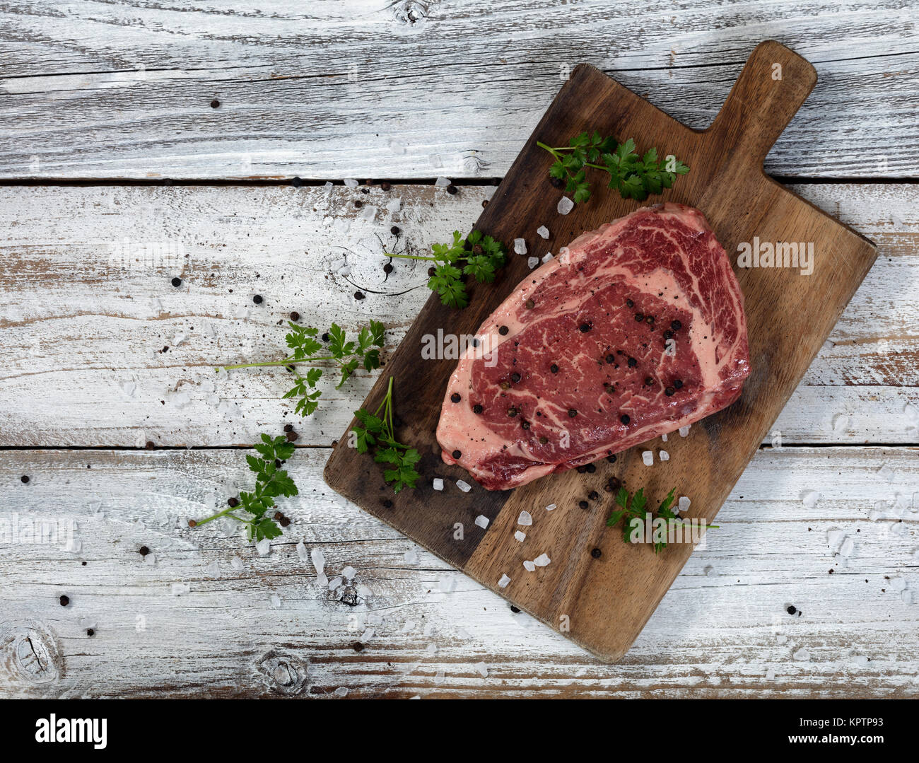 Tranche de steak sur la vieille planche à découper en bois avec assaisonnement dans télévision format laïcs Banque D'Images