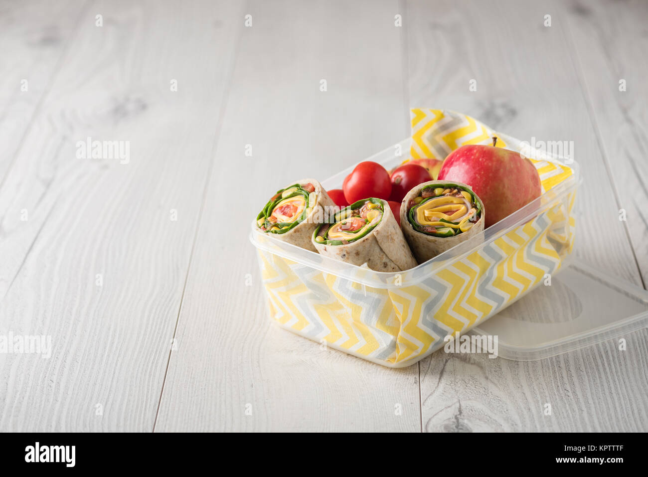 Roulés au jambon et au fromage en boîte à lunch avec apple et les tomates Banque D'Images