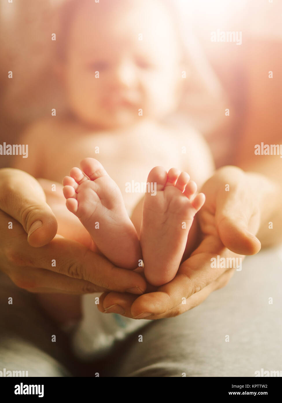 Bébé nouveau-né dans les jambes de Belles Mères part avec soft focus sur le pied d'babie Banque D'Images