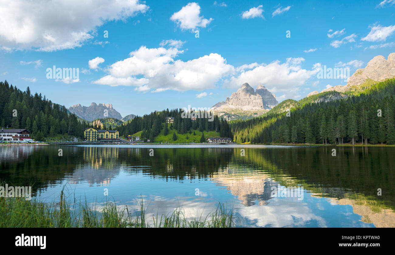 Le lac de Misurina avec trois pics, Dolomites, le Tyrol du Sud, Bolzano, Italie Banque D'Images