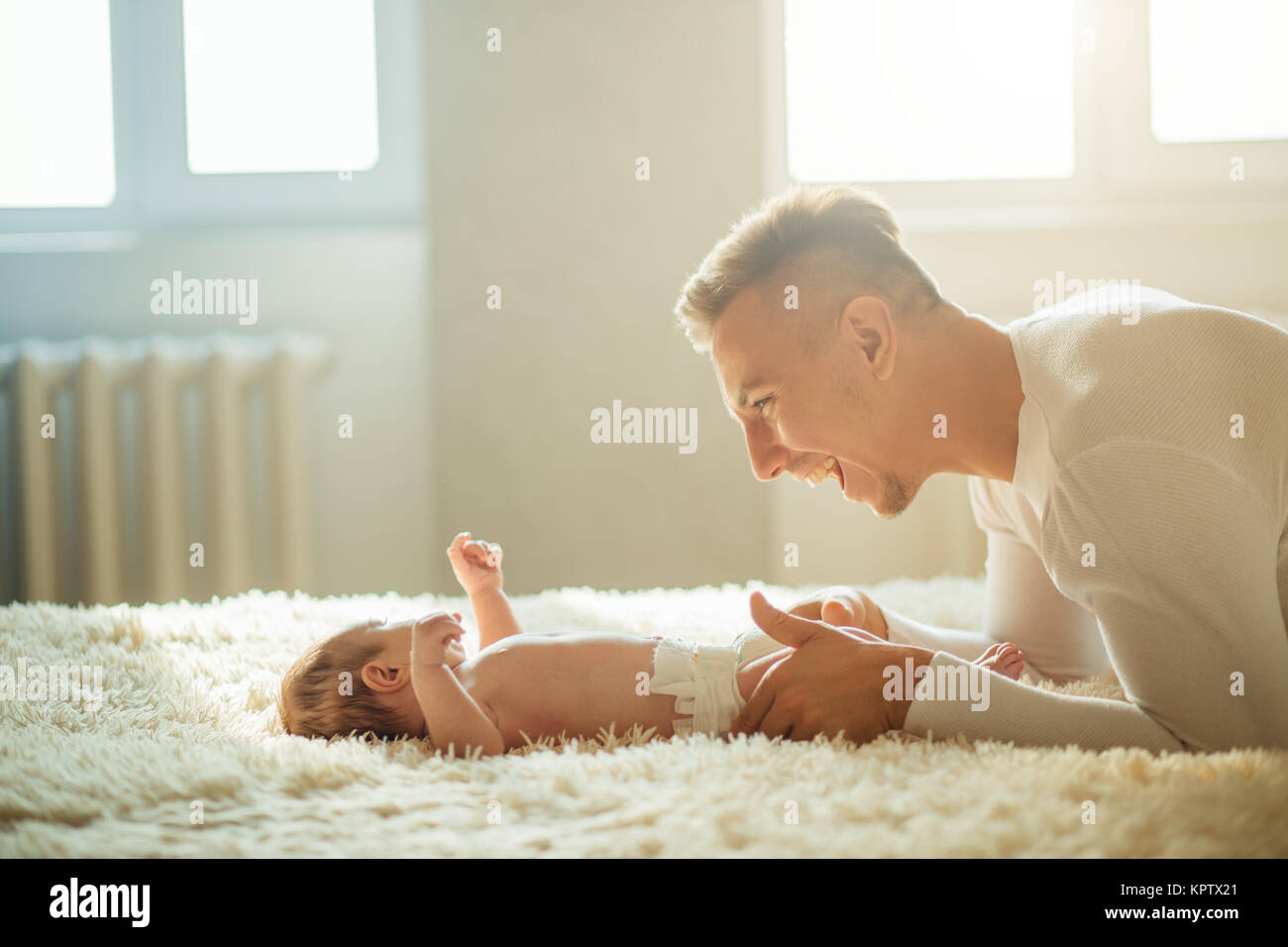 Père jouer avec bébé adorable dans la chambre Banque D'Images