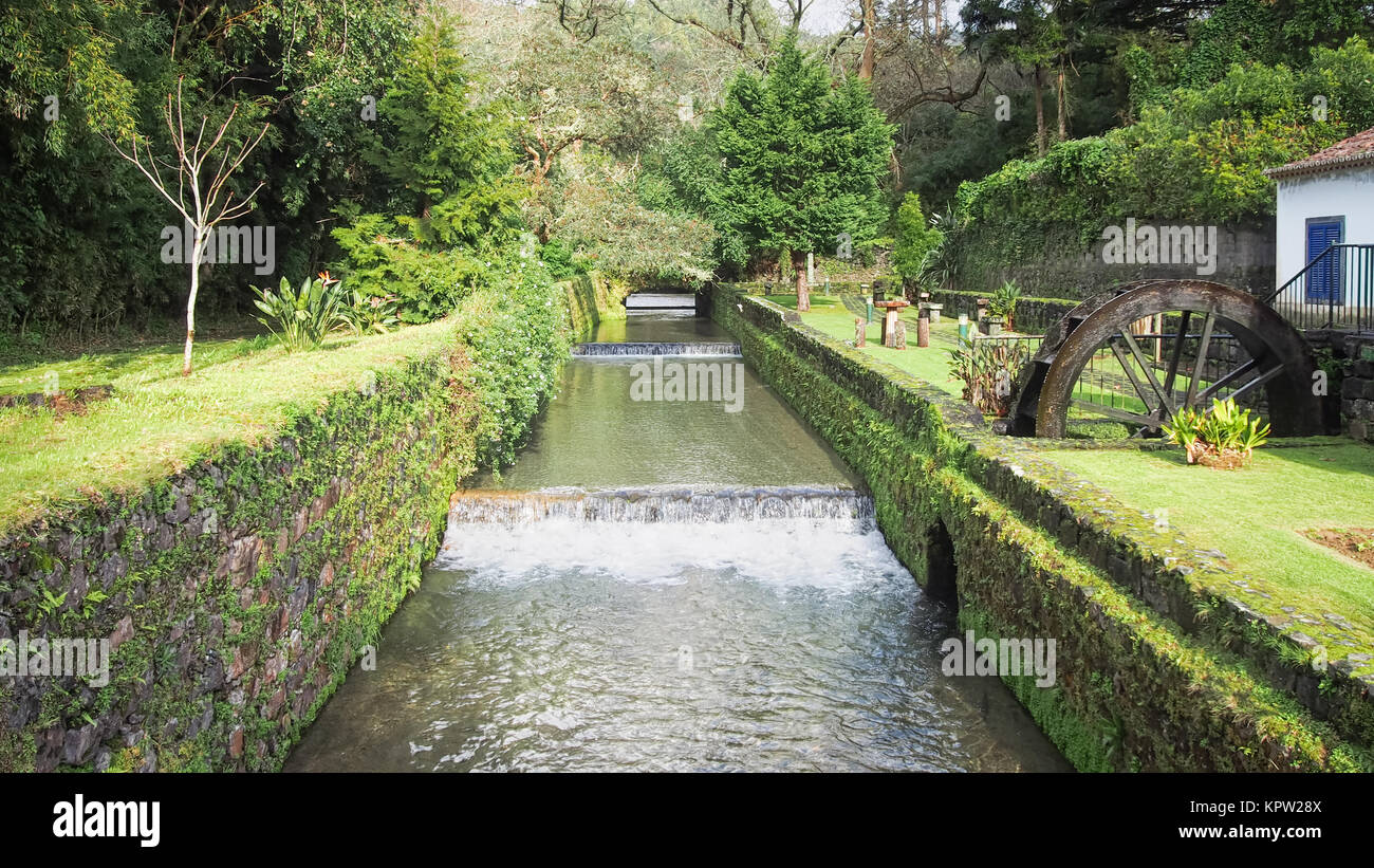 C'est comme un conte de fée. Moulin à eau sur un canal à Furnas, l'île de São Miguel, Açores (Portugal). Banque D'Images