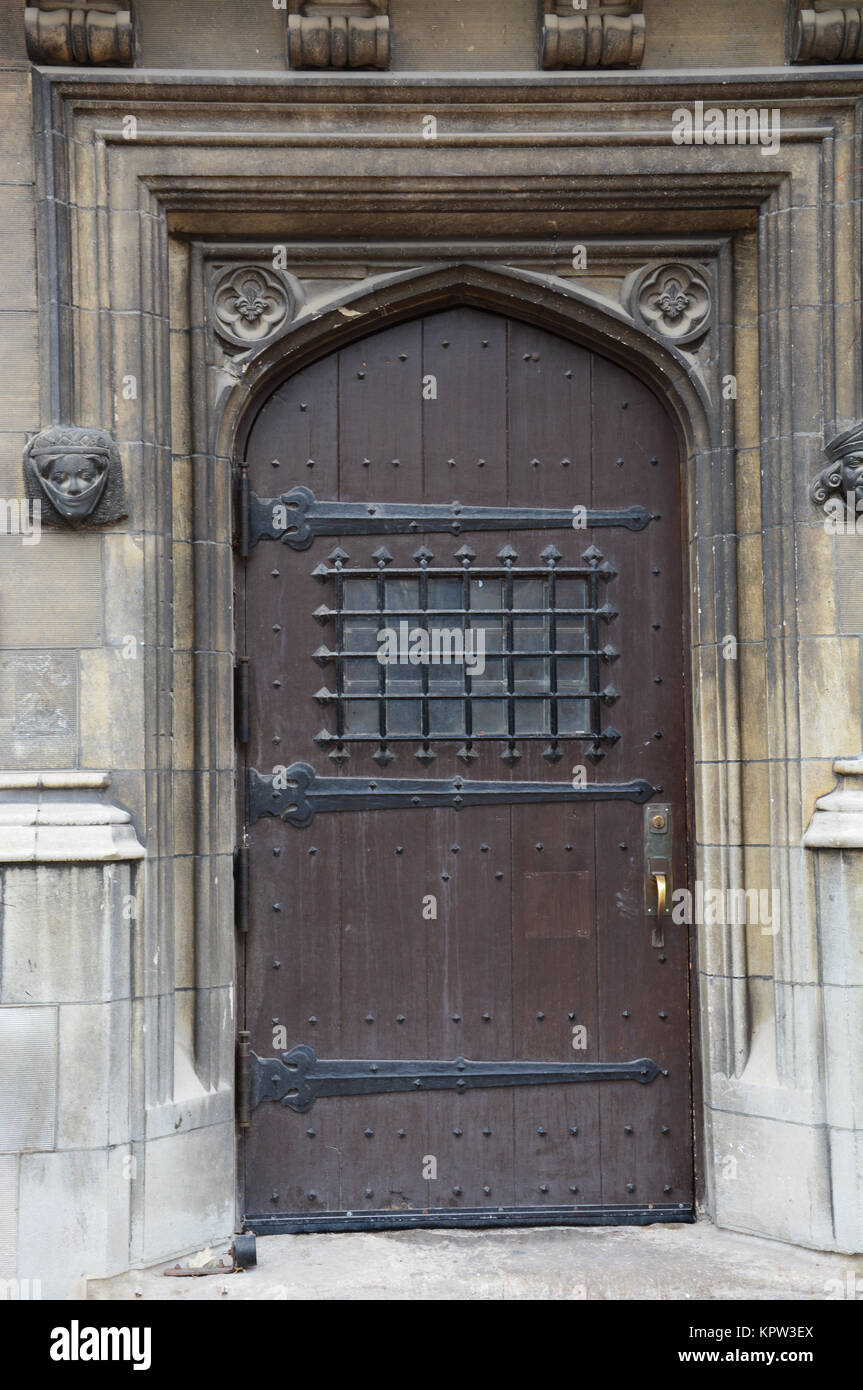 Une entrée latérale gothique porte de la Reynolds Club sur le campus de l'Université de Chicago. Banque D'Images