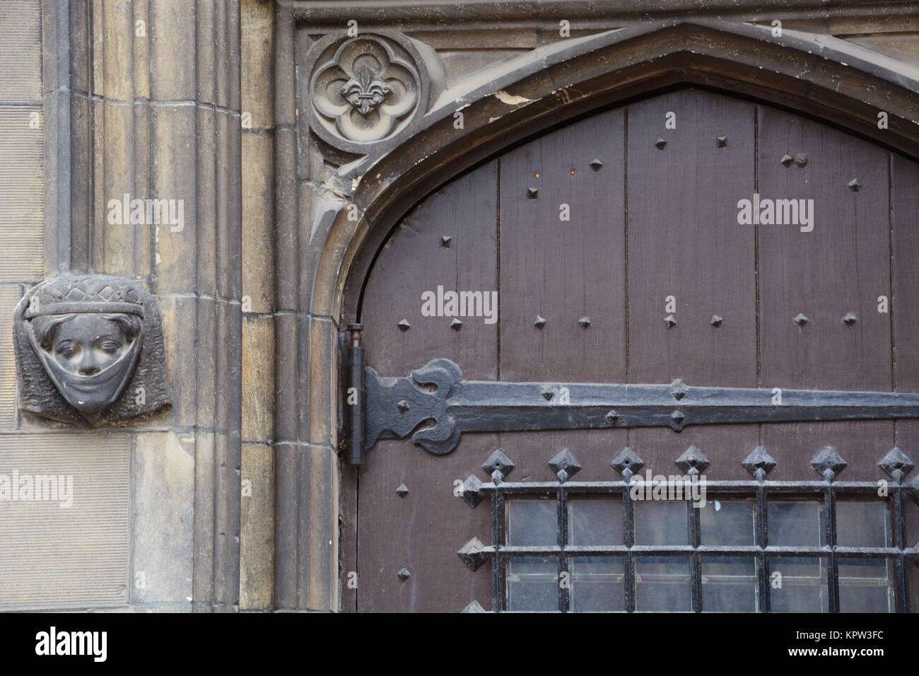 Détail d'une figure et voûté gothique porte de la Reynolds Club sur le campus de l'Université de Chicago. Banque D'Images