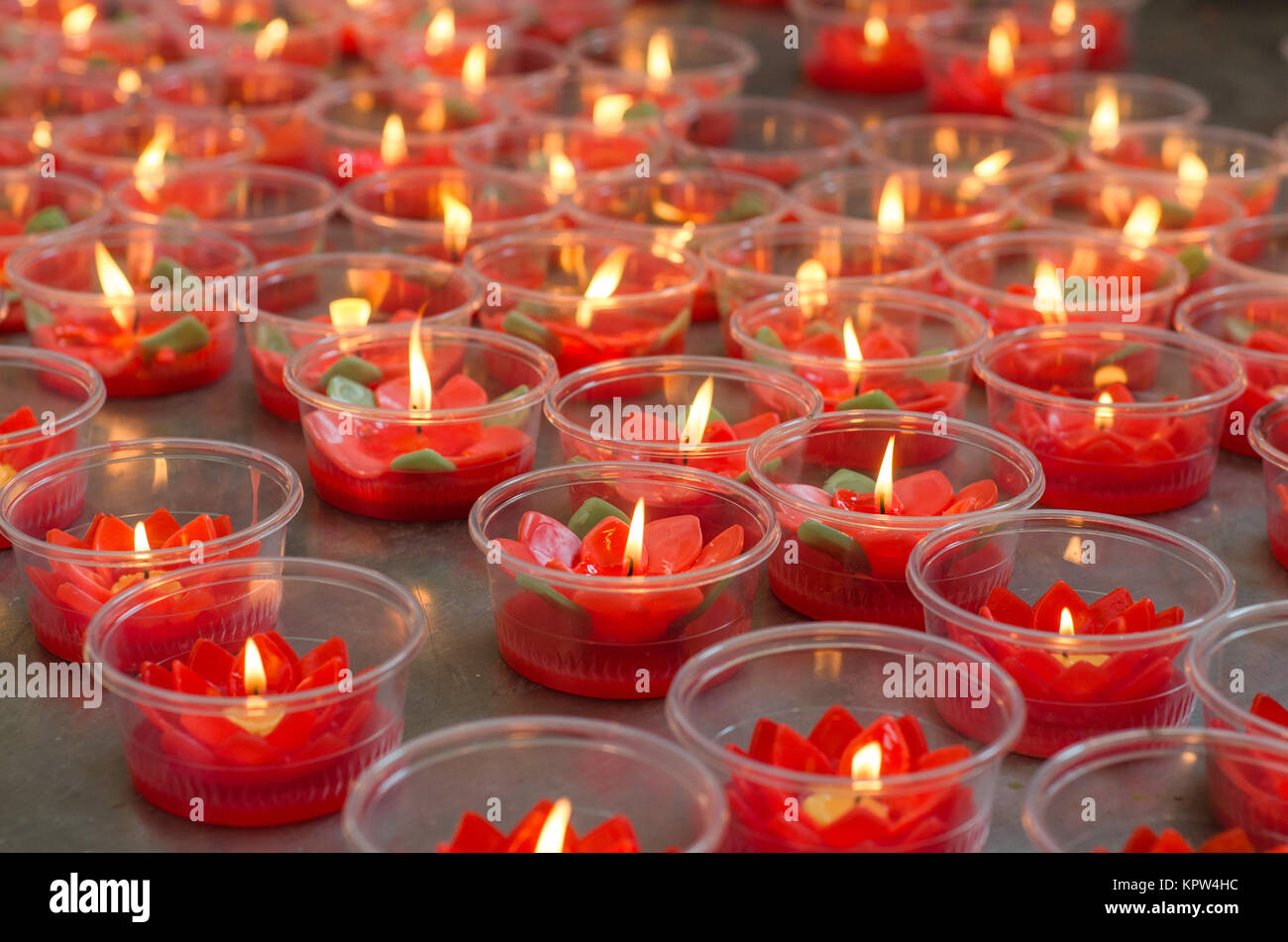 Brûler bougie fleur rouge au sanctuaire chinois de prendre le mérite dans  le festival du Nouvel an chinois. Priez pour la nouvelle année,encens  d'éclairage à Bouddha Photo Stock - Alamy