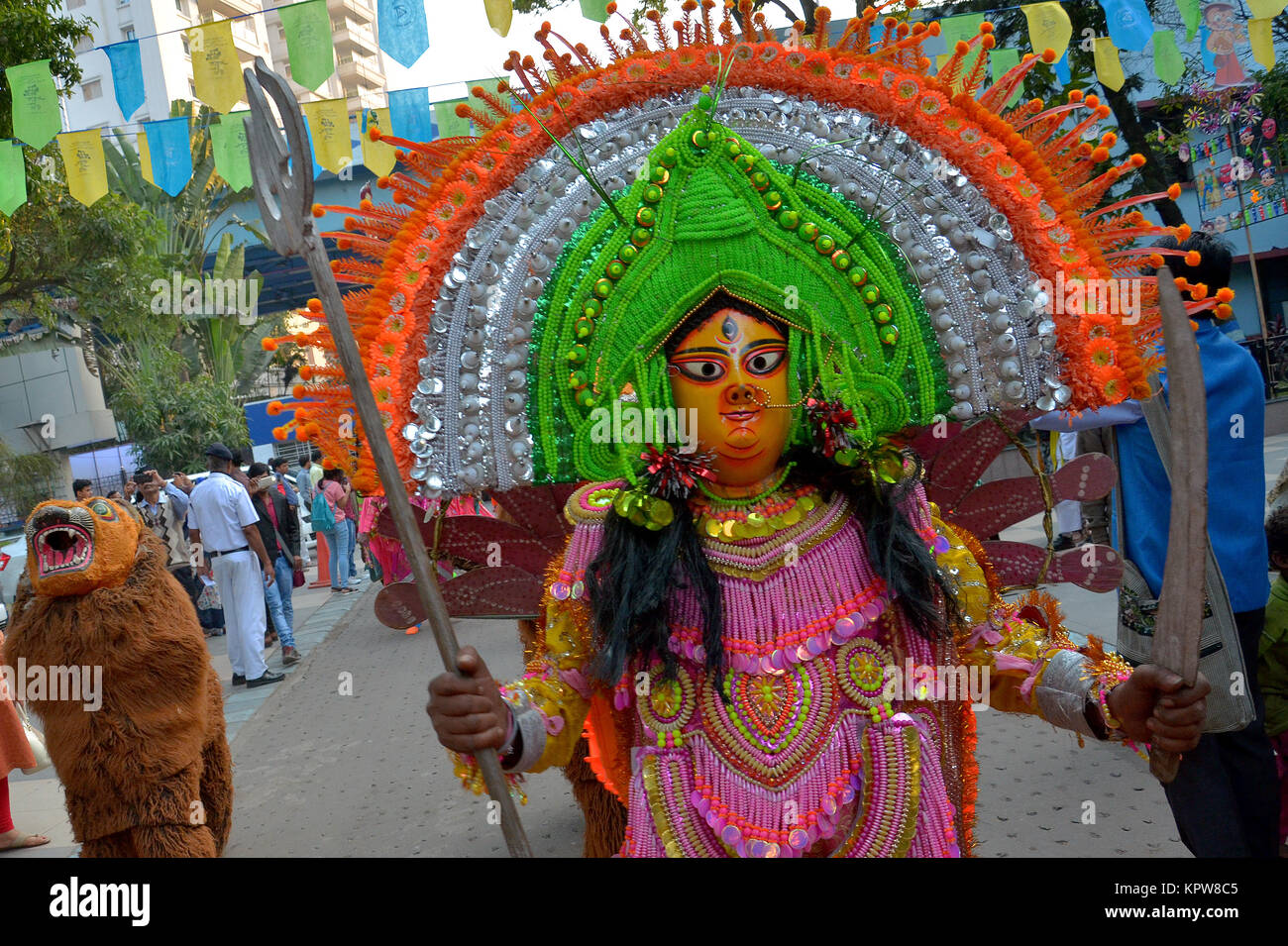 Kolkata, Inde. Déc 16, 2017. Artiste de Purulia Chhau effectuant une danse acte mythologique au cours d'un programme le 16 décembre 2017 à Kolkata, Inde. Crédit : Sanjay Purkait/Pacific Press/Alamy Live News Banque D'Images