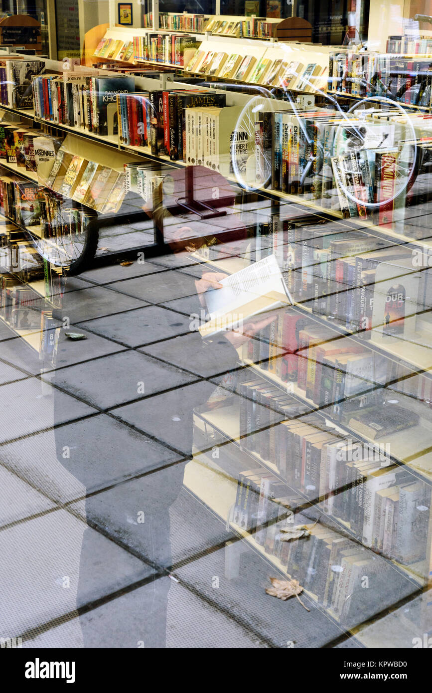 Un homme âgé parcourt par des livres à la bibliothèque de Chelmsford, comme un aspect important des services de bibliothèque libre en Essex Banque D'Images