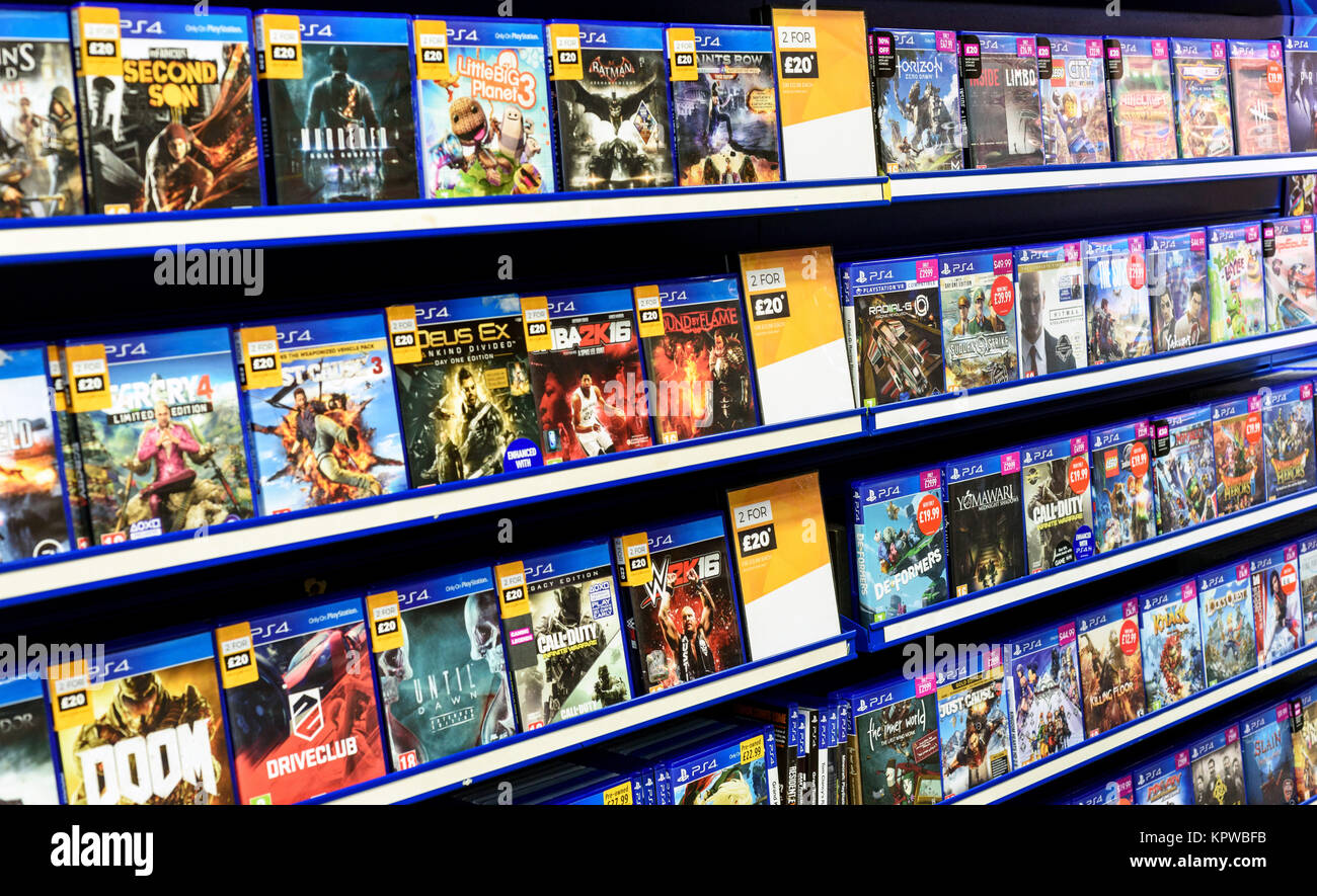 Lignes de la PS4 pour les consoles de jeux vidéo sur l'affichage à l'intérieur d'un jeu local Store shop dans l'Essex, Angleterre Banque D'Images