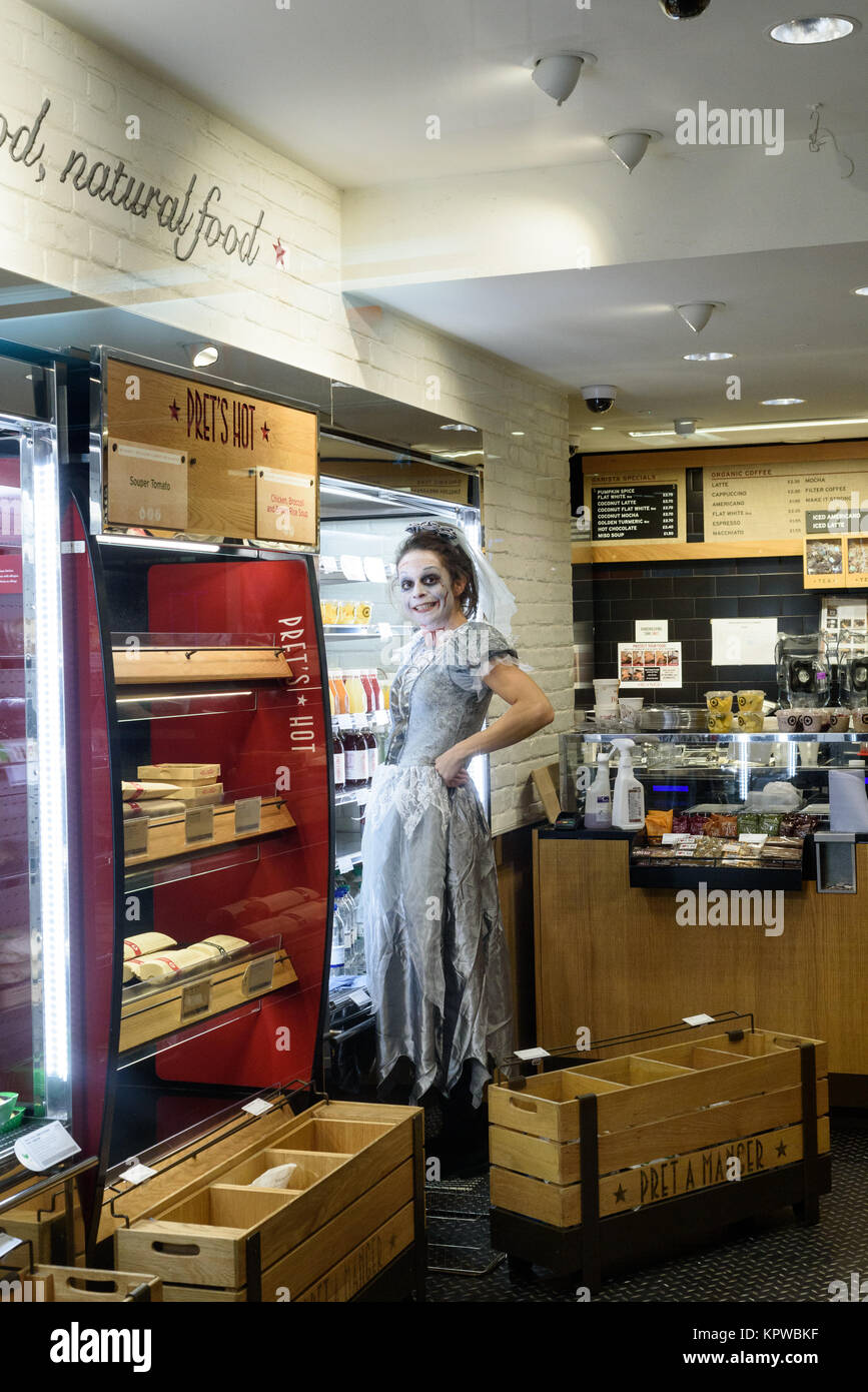 Jeune femme portant un costume Halloween sinistre au travail dans un magasin de pret (France) dans la région de Chelmsford Essex en Angleterre Banque D'Images