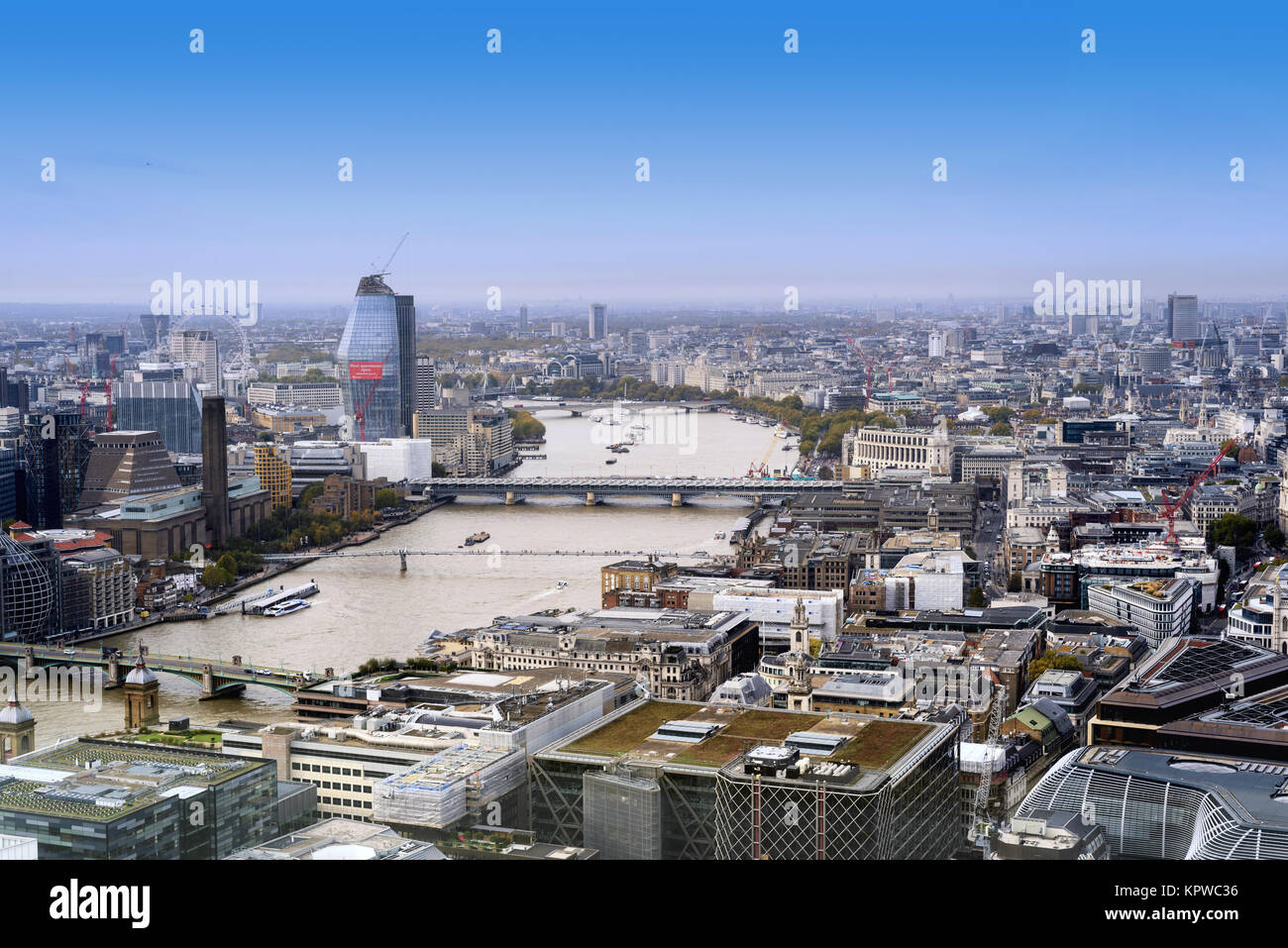 Les toits de la ville de Londres en Angleterre pendant la journée avec des bâtiments et des sites célèbres de la Tamise et de la Tate Modern Banque D'Images