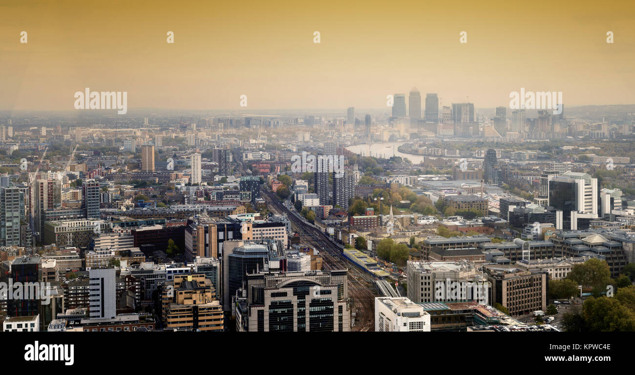 Canary Wharf et de la rivière Thames, London city skyline en Angleterre pendant la journée avec des bâtiments et monuments célèbres Banque D'Images