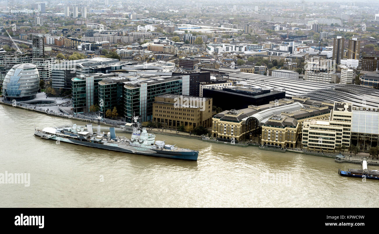 Le HMS Belfast navire sur la Tamise à partir d'un point de vue frais généraux à Londres en Angleterre au cours de la journée avec les bâtiments et monuments célèbres Banque D'Images