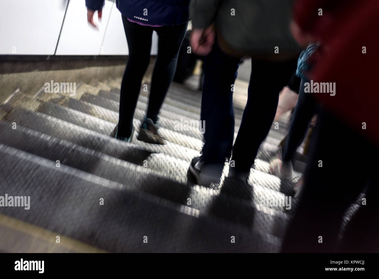 Motion blur flou intentionnel de personnes utilisant des trains du métro de Londres que le tube pour le transport public Banque D'Images