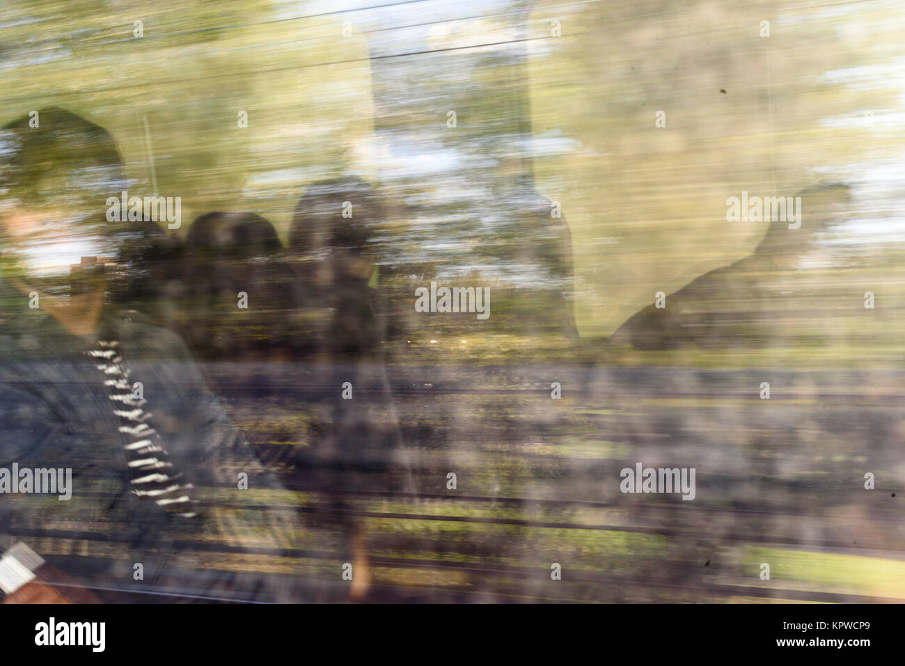 Des gens assis sur un train avec flou de mouvement intentionnel de l'excès de train Banque D'Images