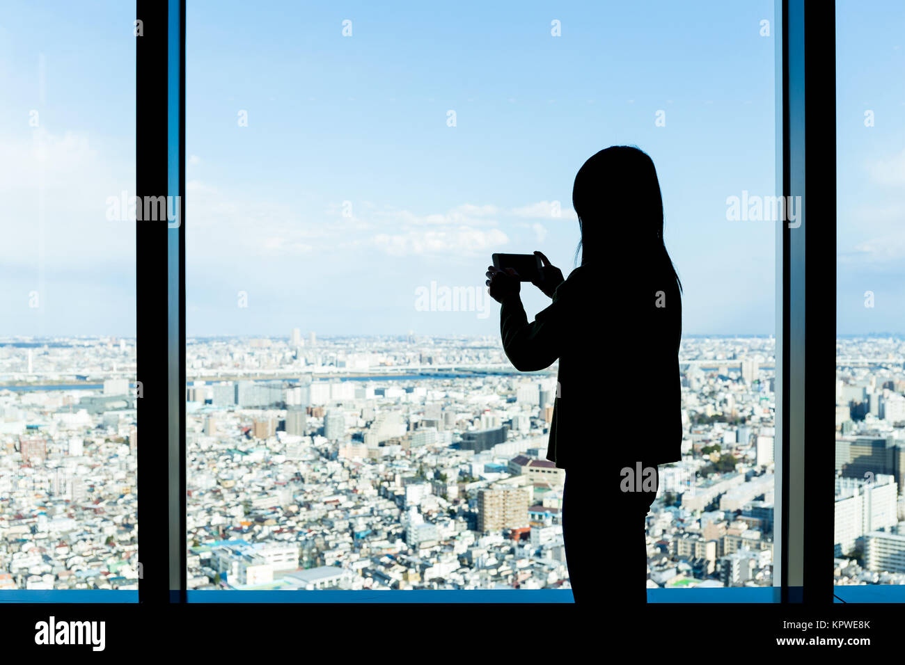 Silhouette of woman shooting photo Banque D'Images