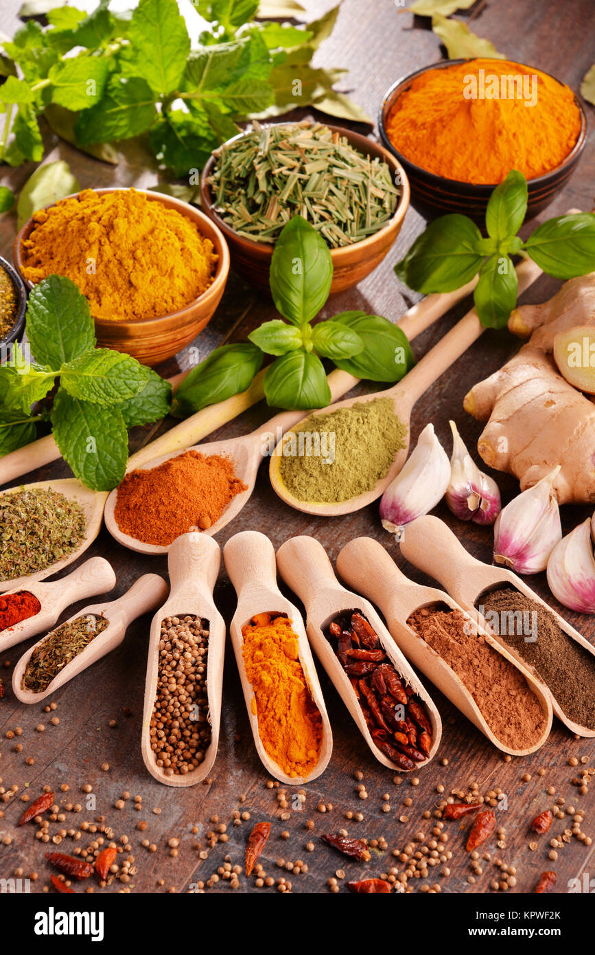 Variété d'épices sur la table de cuisine Banque D'Images