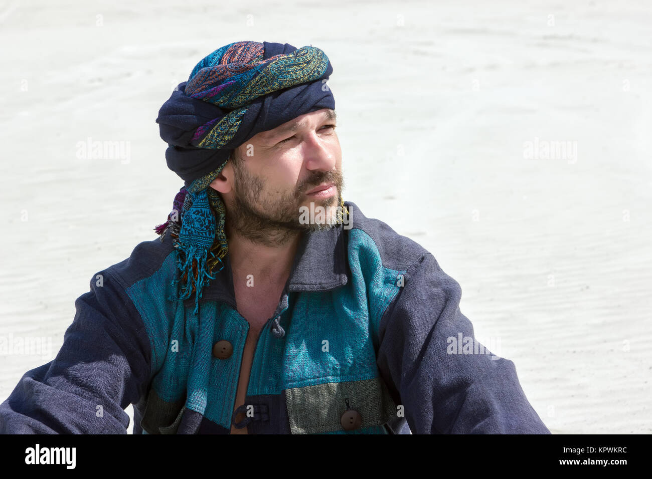 Portrait d'un homme dans son turban dans le contexte du désert Banque D'Images Portrait d'un homme dans son turban dans le contexte du désert Banque D'Images