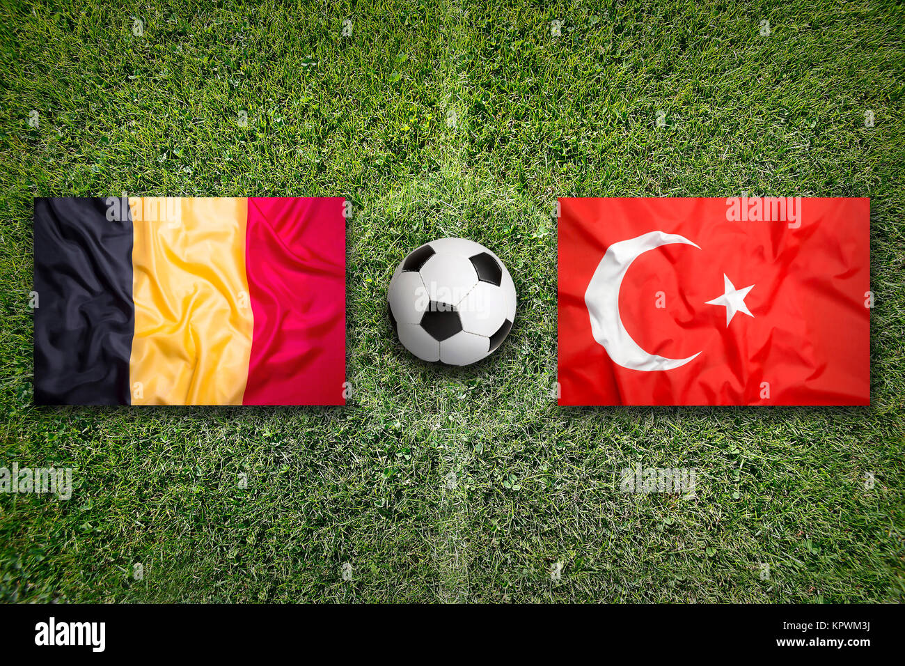 Belgique contre Turquie Les drapeaux sur le terrain de soccer Banque D'Images
