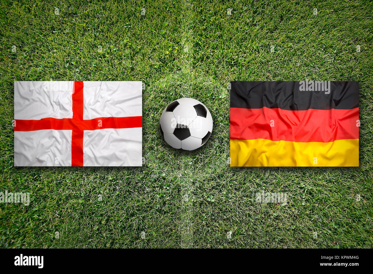 L'Angleterre contre l'Allemagne les drapeaux sur un terrain de soccer vert Banque D'Images