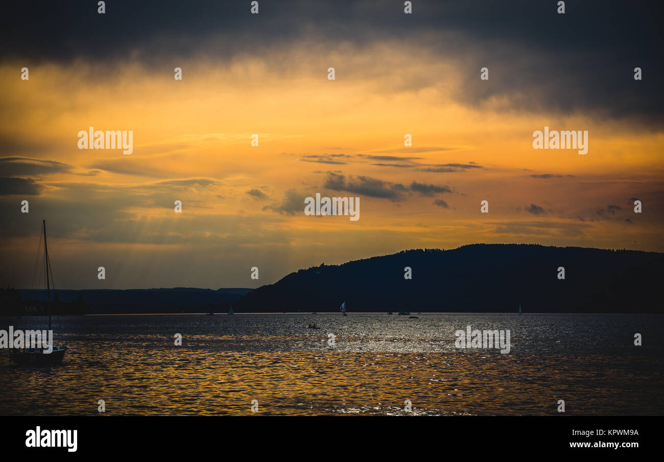 Bateaux sur un beau coucher de soleil au lac de Constance Allemagne Banque D'Images