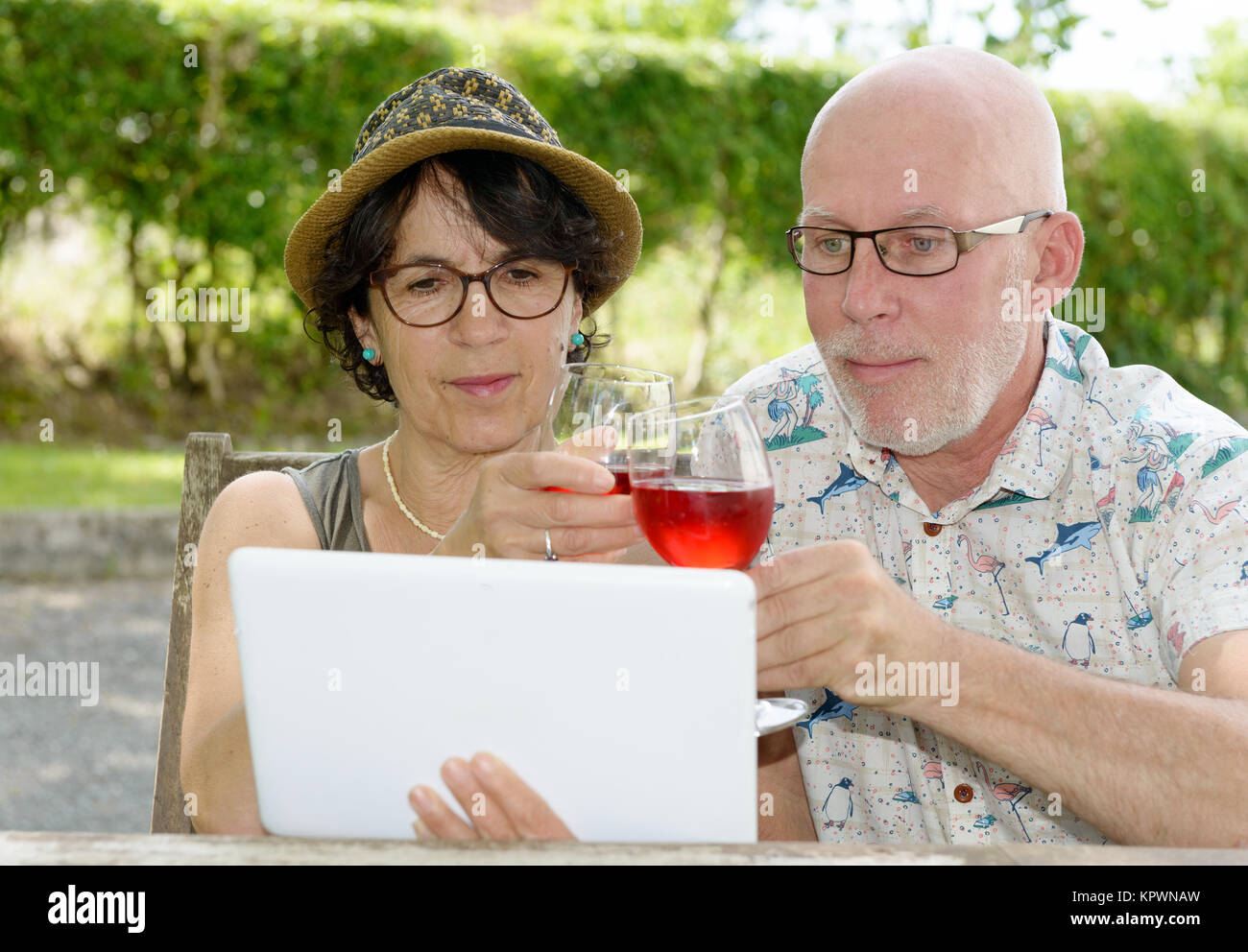 Couple de boire dans un verre de vin dans le jardin Photo Stock Alamy