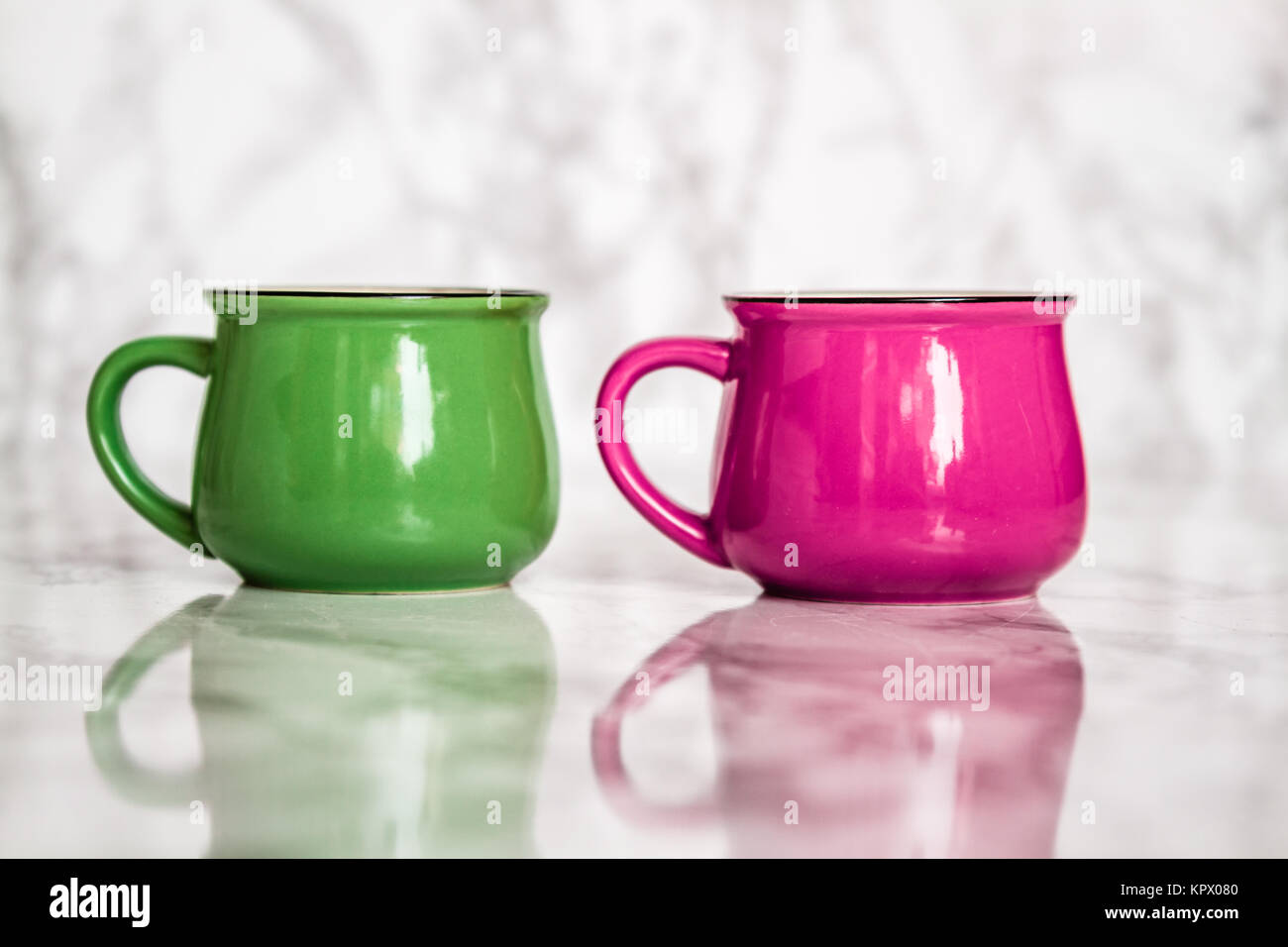 Tasses en céramique colorée avec l'émail Rechercher Banque D'Images