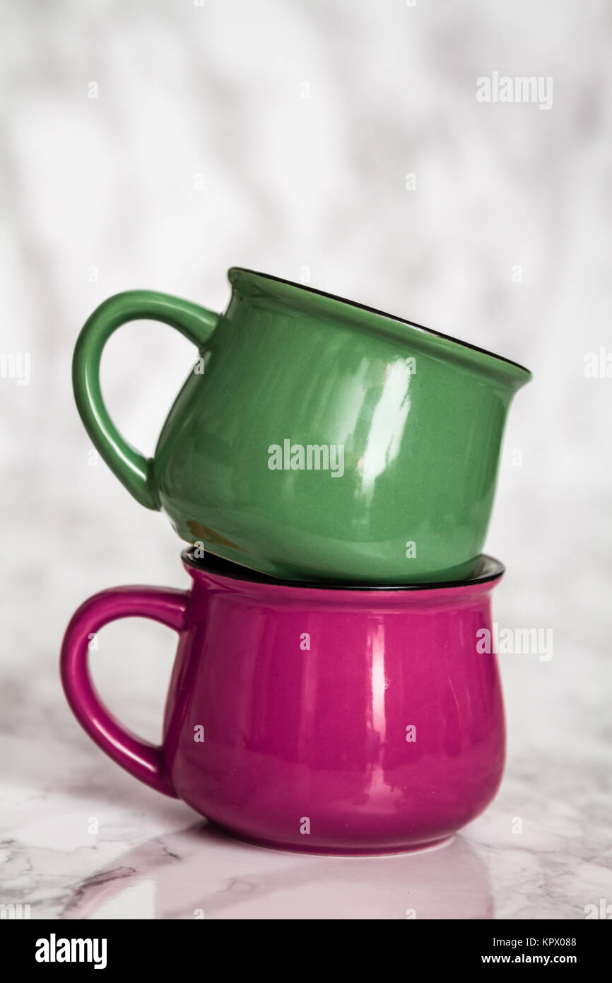 Tasses en céramique colorée avec l'émail Rechercher Banque D'Images