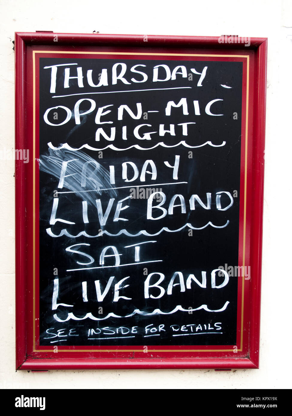 Live Band et open mic night tableau situé à l'extérieur de la Chambre publique de la publicité Banque D'Images