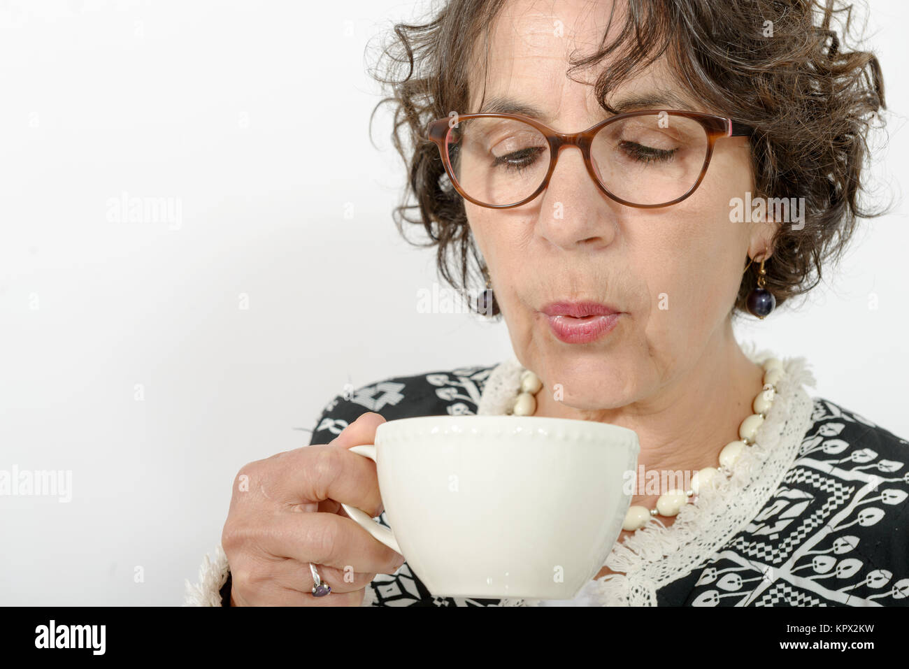 Belle mature woman drinking tea Banque D'Images
