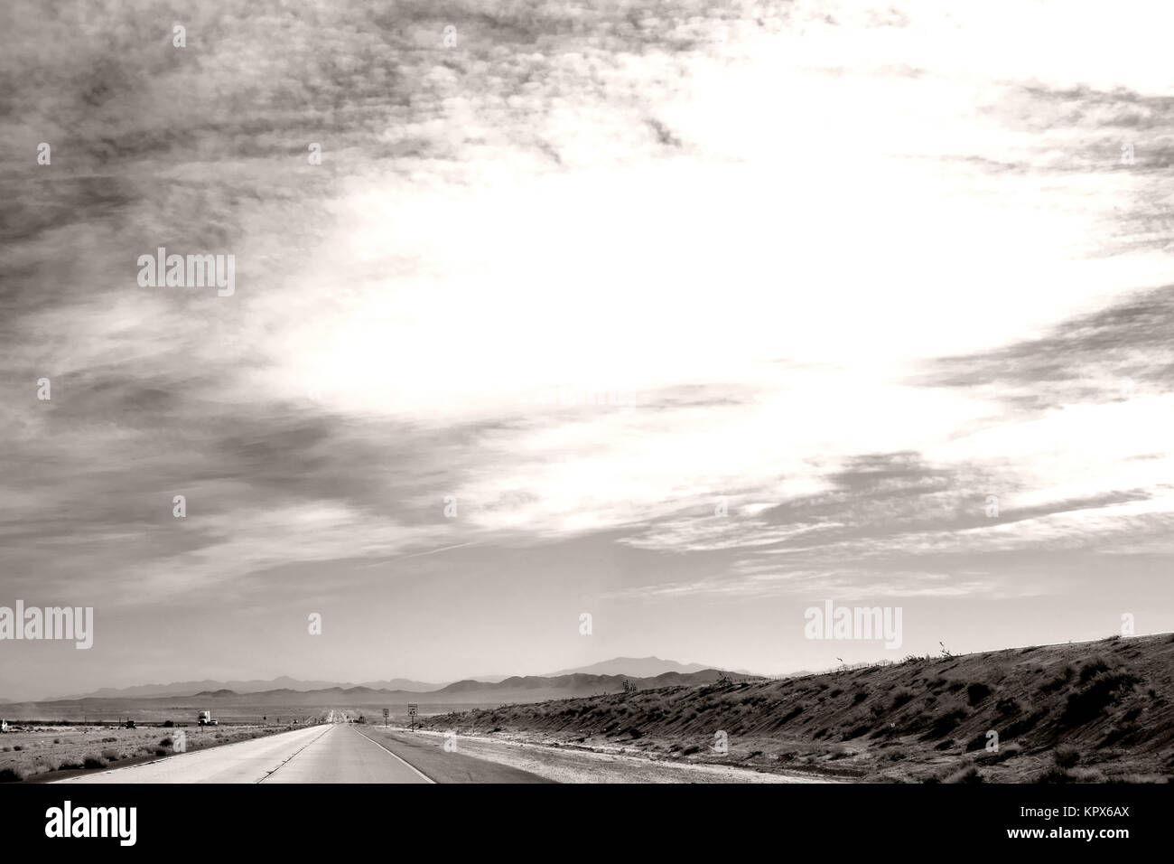 Entfernter Verkehr auf einer nach der Autobahn Barstow de Mojave. Ancien Wüste Banque D'Images