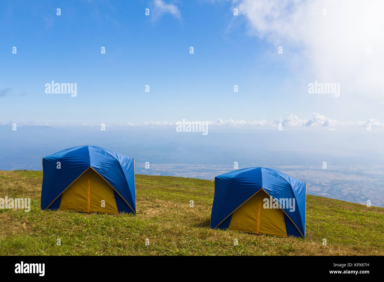 Deux tente sur l'herbe sous un ciel bleu Banque D'Images