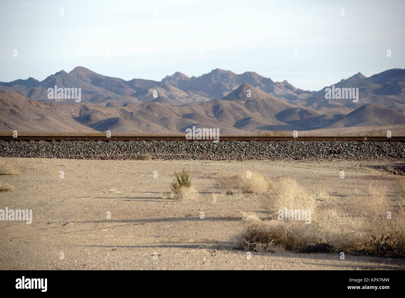 Dans Schienenstrecke eine der mit einer ancien Wüste Mojave Bergkette im Hintergrund. Banque D'Images