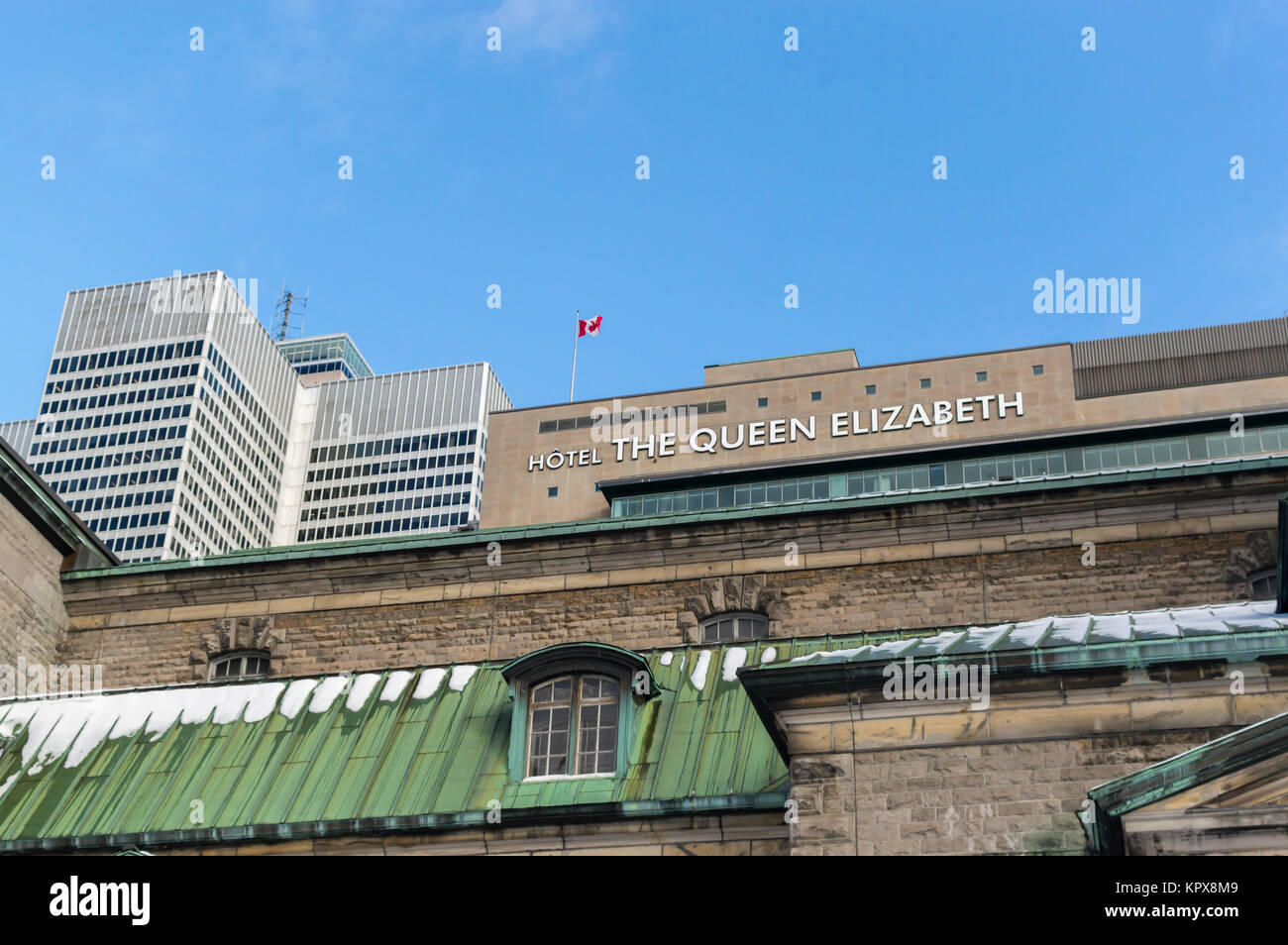 Montréal, Canada - le 11 décembre 2017 : Victoria place un monument et l'Hôtel Le Reine Élizabeth à Montréal, Canada Banque D'Images