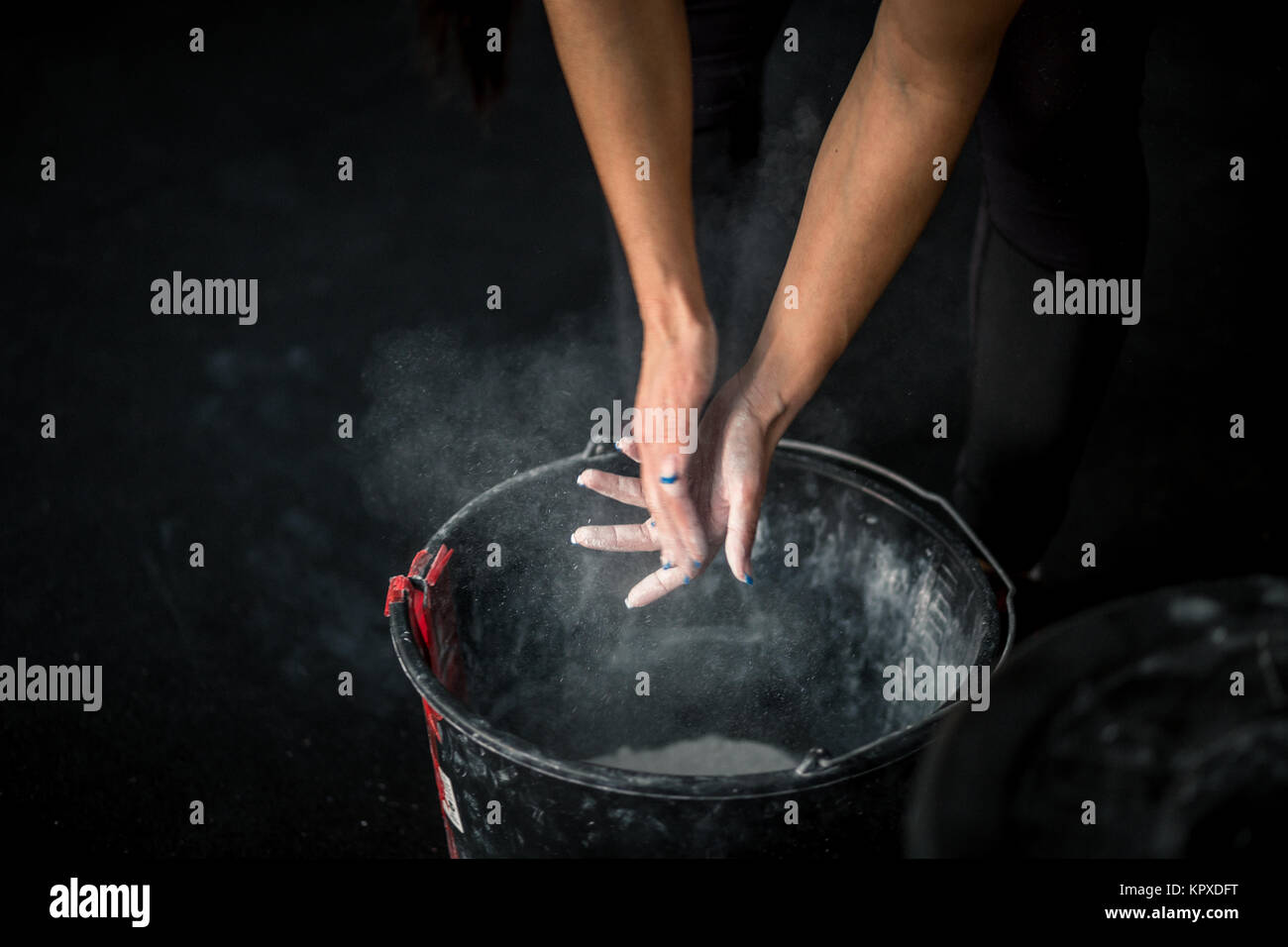 Femme frotte ses mains avec de la craie et de talc pour que les doigts ne glissent pas ou glisser Banque D'Images