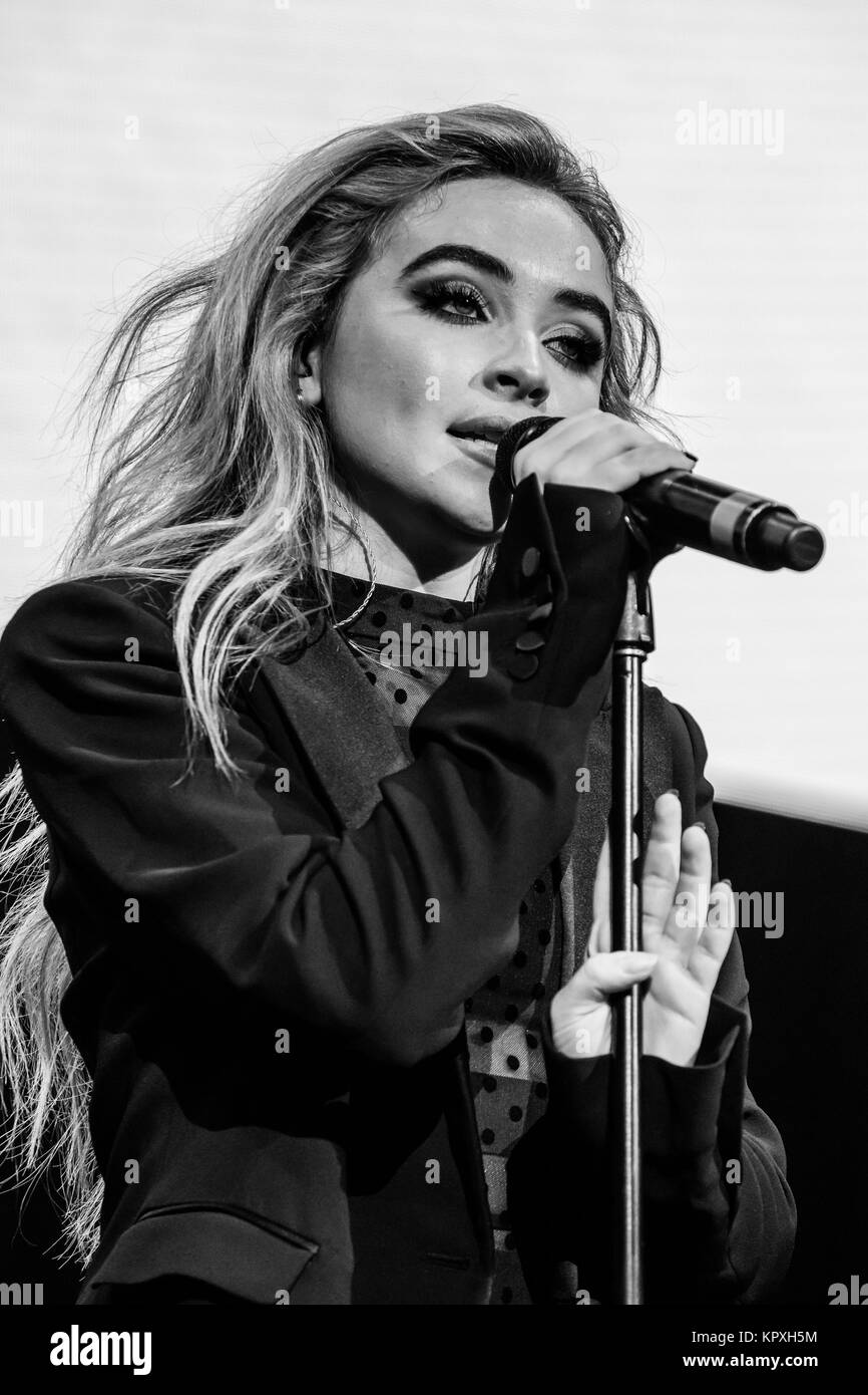 sabrina-carpenter-banque-d-images-noir-et-blanc-alamy