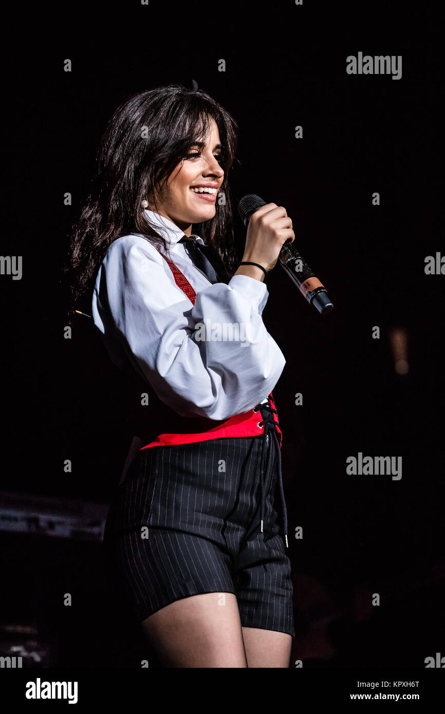 Tampa, États-Unis. Déc 16, 2017. Camila Cabello effectuant à 93.3 FLZ's Jingle Ball iHeartRadio le 16 décembre 2017 à Amalie Arena, à Tampa, en Floride. Crédit : l'accès Photo/Alamy Live News Banque D'Images