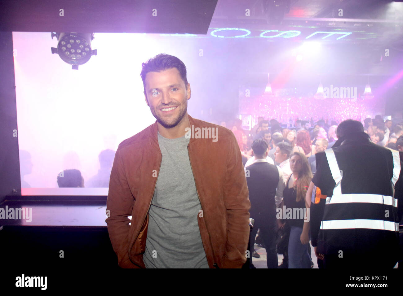 Watford, Royaume-Uni. 17 Décembre, 2017. Mark Wright répond aux fans qu'il a un sobre la nuit avec ami chanter au club classics et profiter de l'ambiance au club VIP Hydeout 2.0. Il a gardé tout au long de la soirée à faible clés passer du temps dans la cabine du dj mais refusant de parler sur le mic et puis la position de la zone VIP. Il est rempli pour TOWIE chum James d'argent qui a été censée pour être au club mais a été malade dans la nuit. Credit : Ayeesha Walsh/Alamy Live News Banque D'Images