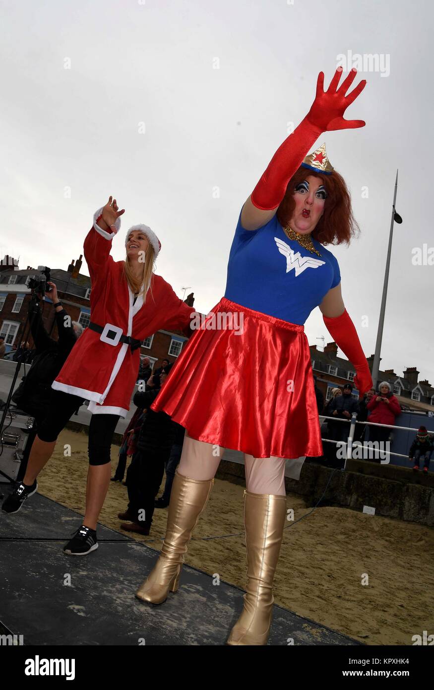 Chase le pudding Santa course sur plage de Weymouth, Dorset, UK Crédit : Finnbarr Webster/Alamy Live News Banque D'Images